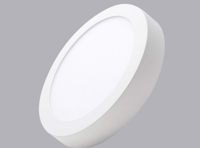 Vỏ đèn trắng trơn giúp phối hợp màu sắc với các vật thể dễ dàng